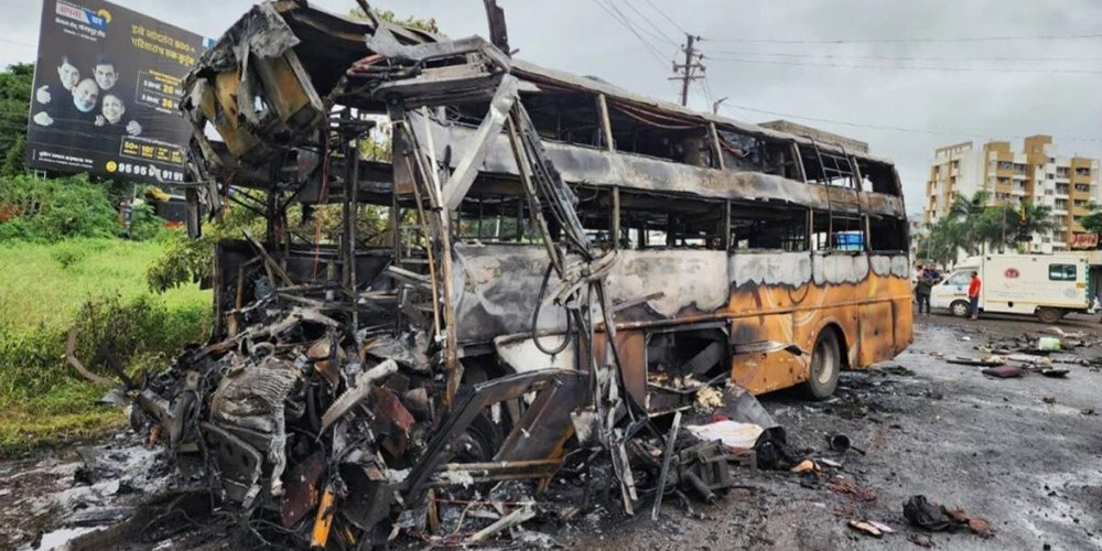 भारत : बसमा आगलागी हुँदा १० जनाको मृत्यु, २० जना घाइते
