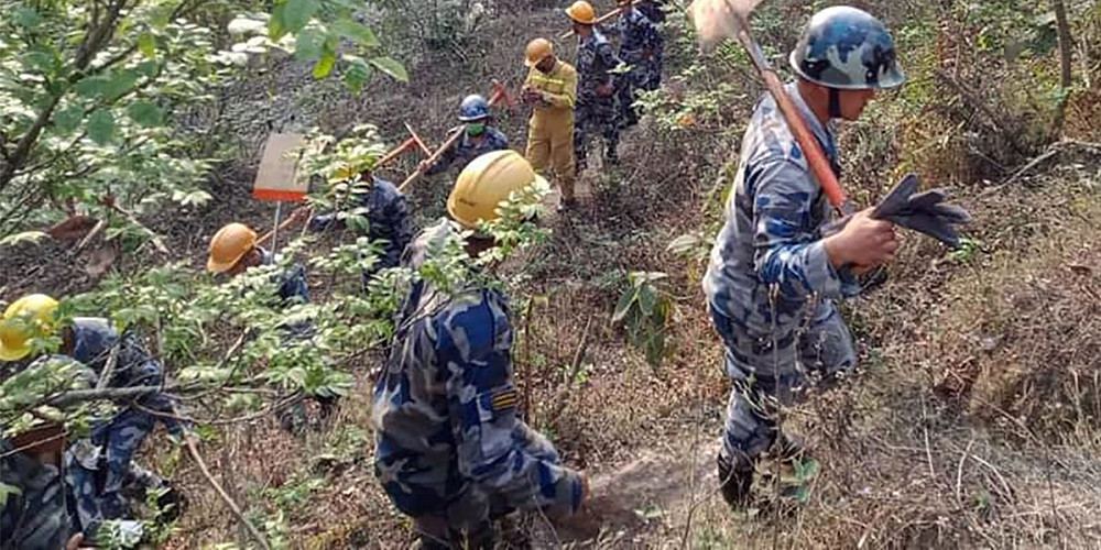 सशस्त्र प्रहरीको सहयोगमा डढेलो नियन्त्रण