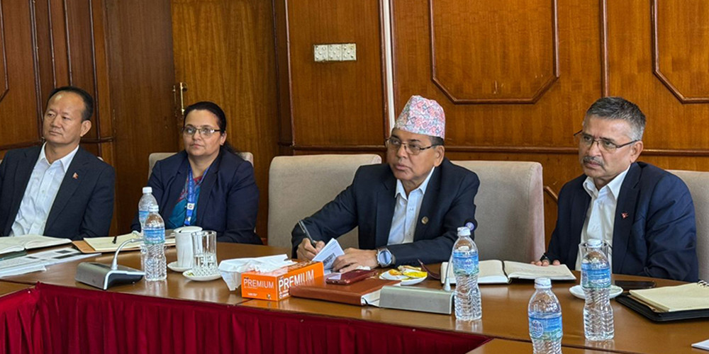 चाडपर्व अगाडि नै सडकका खाल्डा पुर्न भौतिकमन्त्रीको निर्देशन
