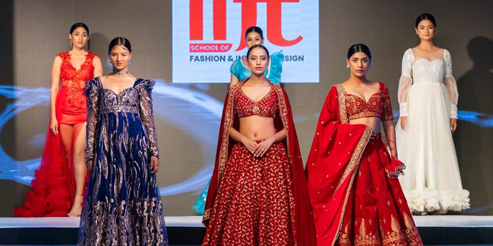 फेसन फेस्टिभलमा डिजाइनरका सृजना प्रस्तुत गर्दै मोडलहरू (तस्बिरहरू)  