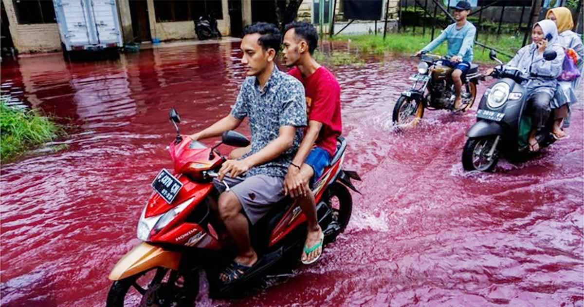 इन्डोनेशियाको एक गाउँमा रगत जस्तो रातो बाढी !