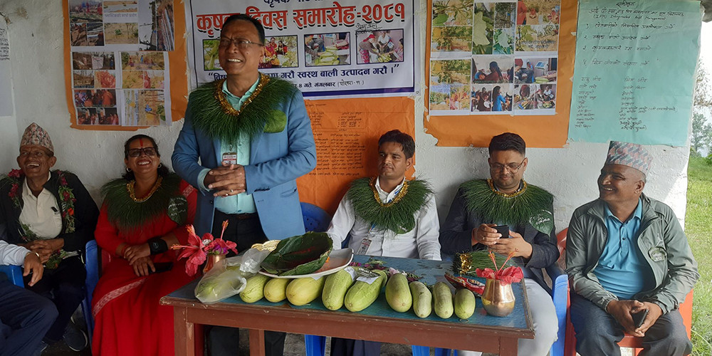 अतिथिलाई काँक्रा उपहार, गलामा दुबोको माला 