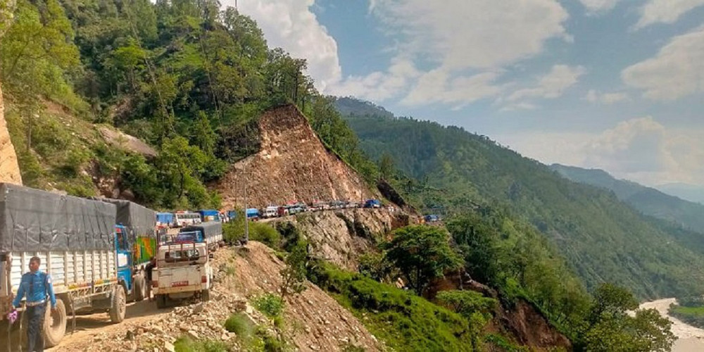 कर्णाली करिडोरको खच्चा सडक चार दिनदेखि अवरुद्ध