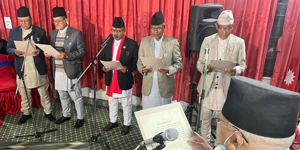 कर्णाली सरकारका नवनियुक्त पाँच मन्त्रीद्वारा शपथ ग्रहण