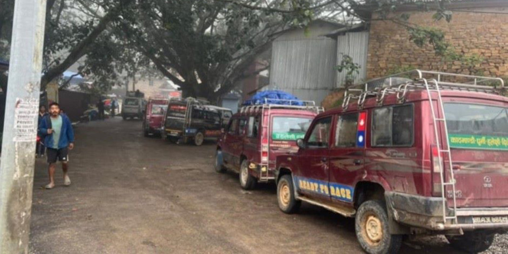 पहिरो खसेपछि मध्यपहाडी लोकमार्ग अवरुद्ध