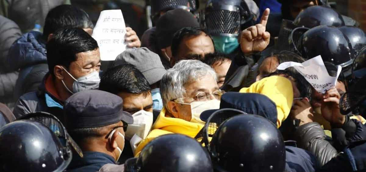 प्रतिनिधिसभा विघटनविरुद्ध बालुवाटारमा अधिकारकर्मीको प्रदर्शन, दर्जनौँ पक्राउ