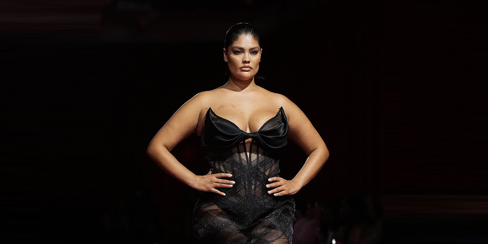 न्यूयोर्क फेसन सप्ताहमा पहिरन प्रस्तुत गर्दै मोडल (तस्बिरहरू)