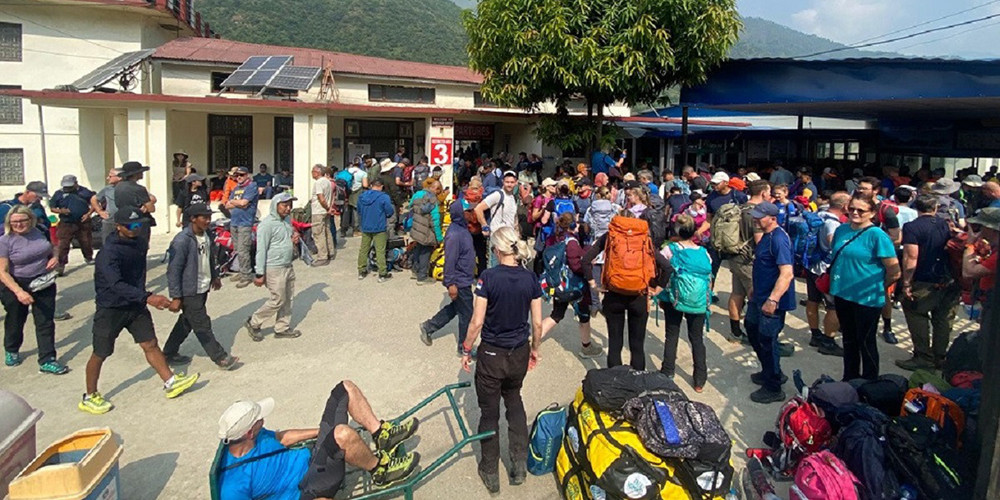 लुक्लामा मौसम प्रतिकूल भएपछि एक हजार बढी विदेशी पर्यटक मन्थलीमै रोकिए
