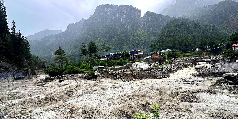 रुकुम पश्चिममा खोलाले मोटरसाइकल बगाउँदा दुई जनाको ज्यान गयो