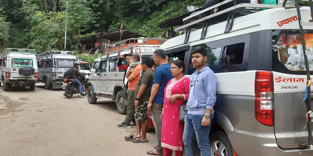 मेची राजमार्ग अवरुद्ध हुँदा पेट्रोलियम पदार्थ अभाव
