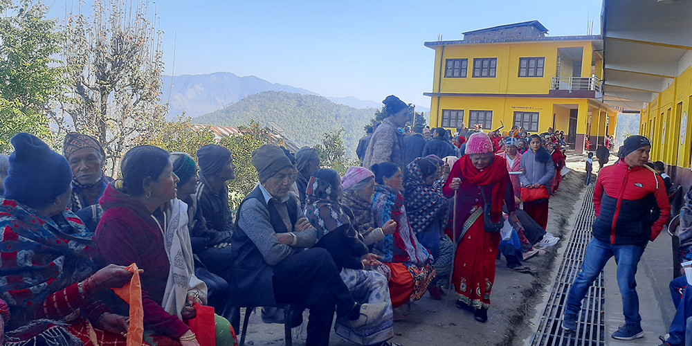 बिहेको खर्च रकम कटाएर गाउँमै निःशुल्क स्वास्थ्य शिविर