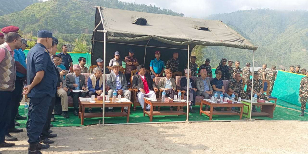 बाढीको क्षति हेर्न गएका मन्त्रीहरूलाई कार्पेट र सोफा