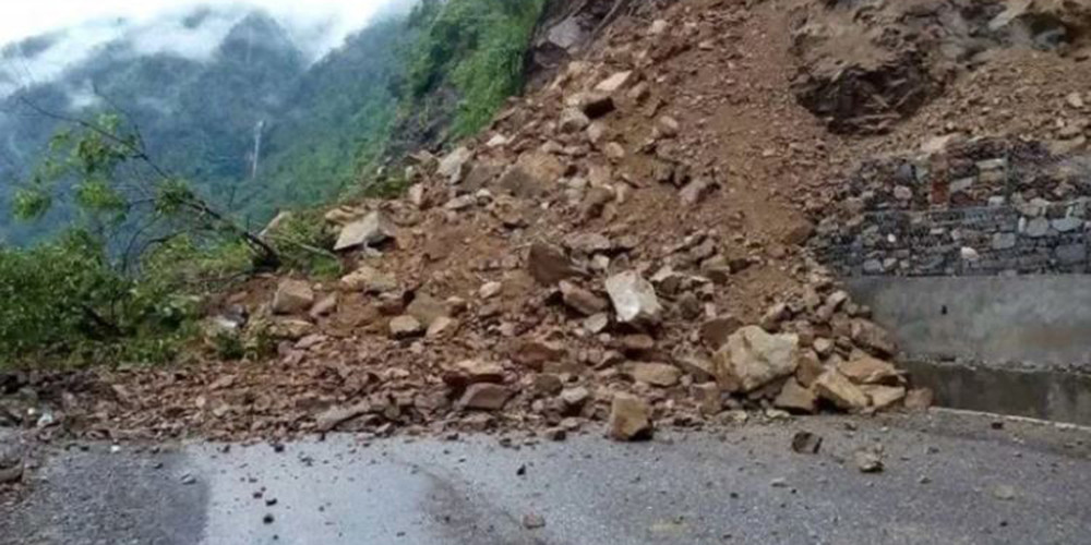 आज पनि खुलेनन् बाढीले क्षति पुर्‍याएका यी सडक