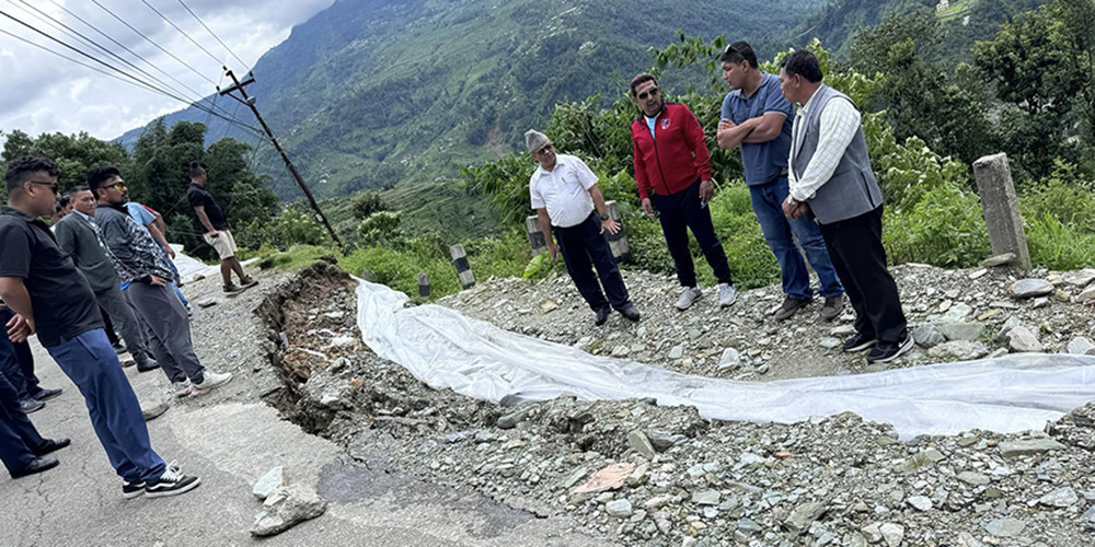 पर्वतमा सडक भासिएपछि सिंगो बस्ती जोखिममा 