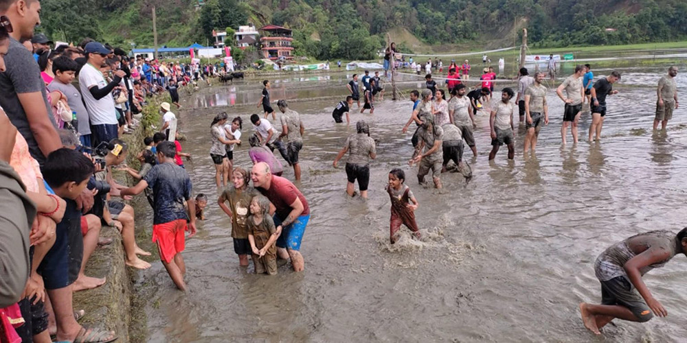 रोपाइँ महोत्सव : हिलोमा खेल्दै विदेशी पर्यटक