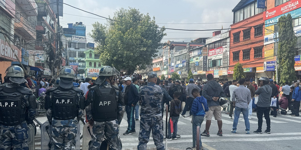 निषेधाज्ञा तोडेर पाेखरामा रास्वपाकाे प्रदर्शन