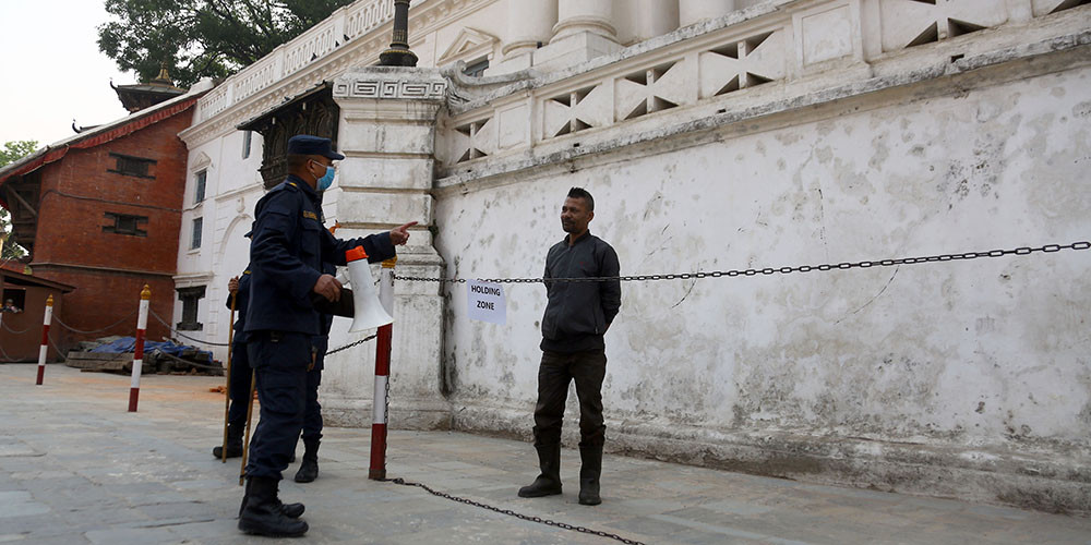 संक्रमण नियन्त्रण गर्न जनचेतना जगाउँदै प्रहरी