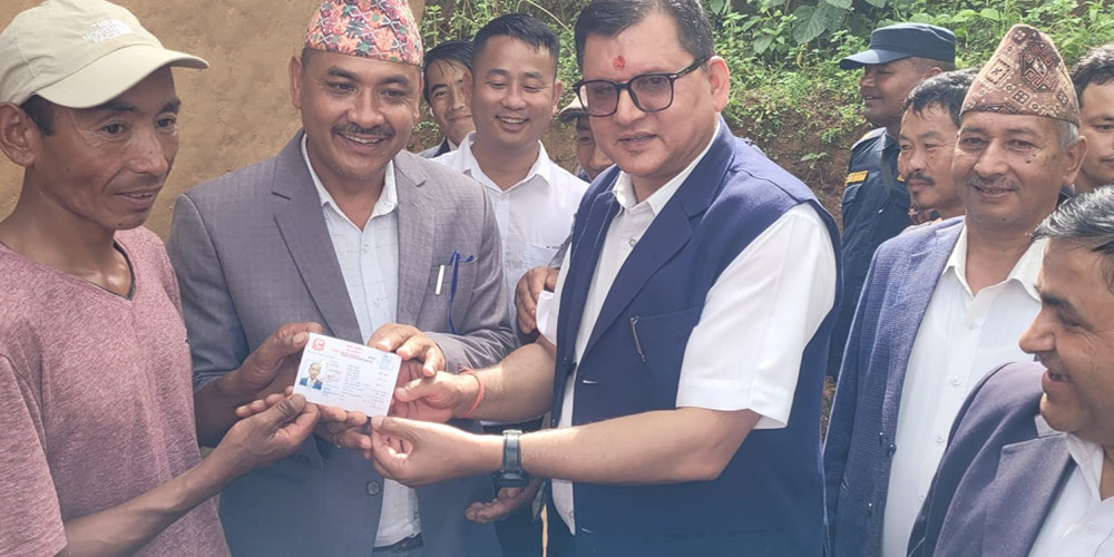 प्रकाश तामाङले घरमै पाए नागरिकता