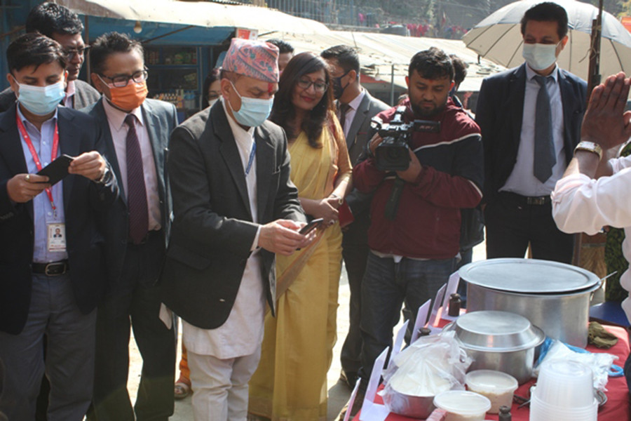 दक्षिणकाली मन्दिर परिसरमा सनराइजको क्यूआर कोड सेवा