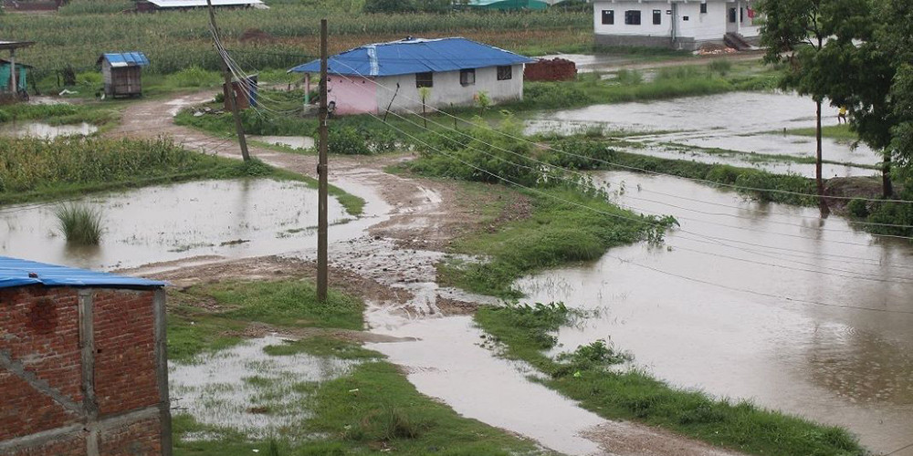 अधिकांश क्षेत्र जलमग्न, पूर्व–पश्चिम राजमार्गमा बाढी