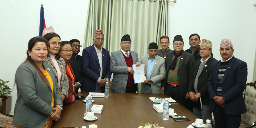 संसदीय टोलीद्वारा चीन भ्रमणको प्रतिवेदन प्रधानमन्त्रीलाई हस्तान्तरण