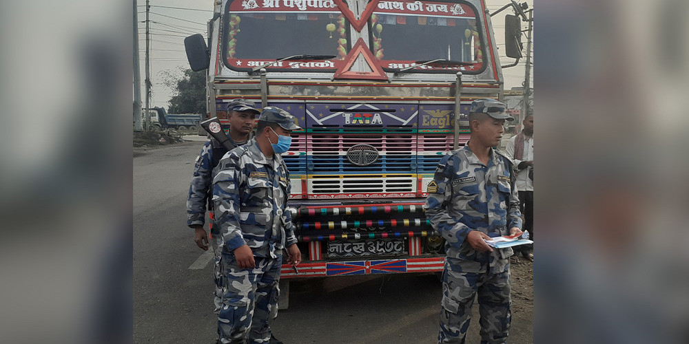 ७० लाख बराबरको लत्ताकपडा सहित ट्रक नियन्त्रणमा