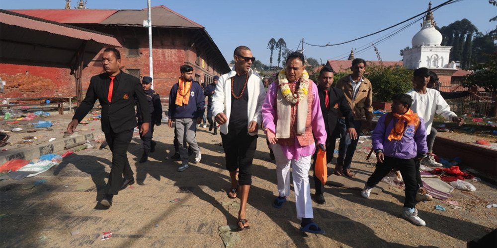 शिखर धवनले गरे पशुपतिनाथकाे दर्शन