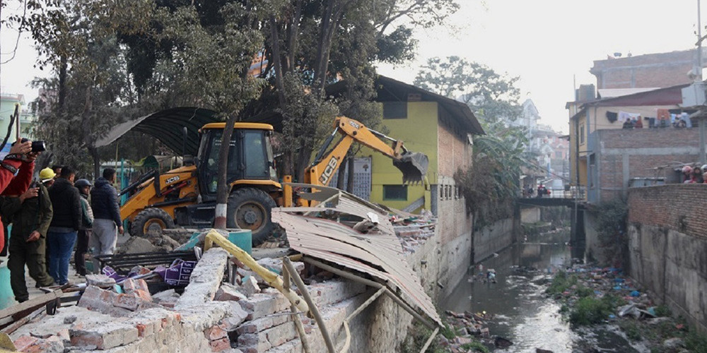 विष्णुमती करिडोरको टहरामा राखिएका ८२ पसल हटाइयो 