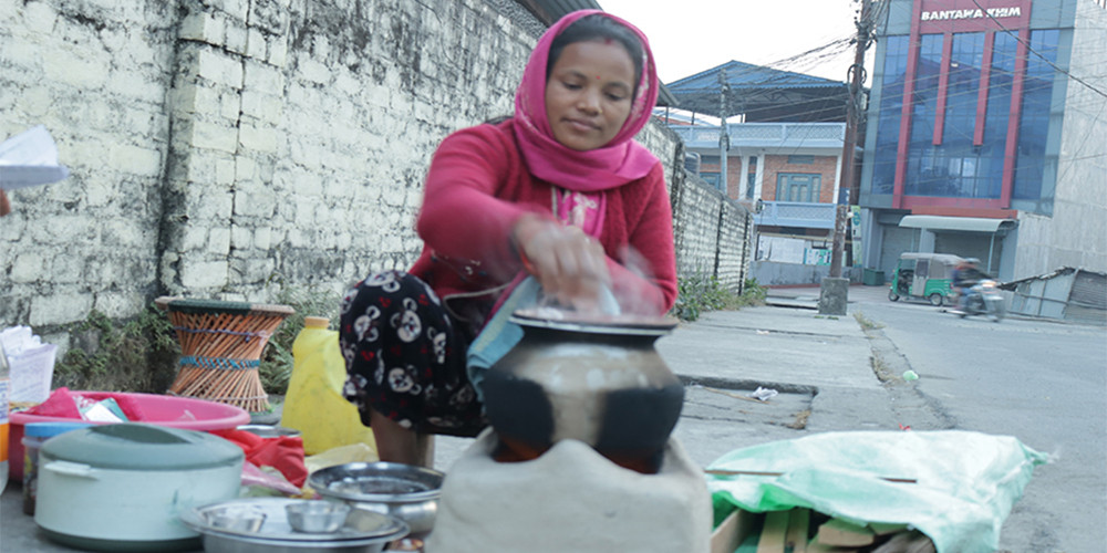 जाडोमा भक्का बेचेर खर्च जुटाउँदै महिला
