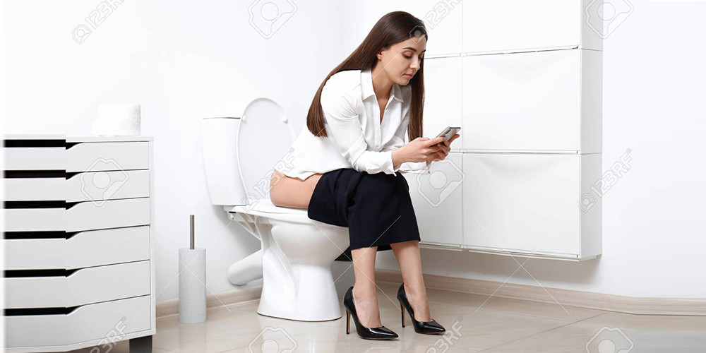 शौचालयमा फोन चलाउँदा हुन सक्छ पाइल्स