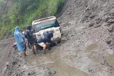 पहिरोले बेनी–जोमसोम सडकको यात्रा असहज बन्दै