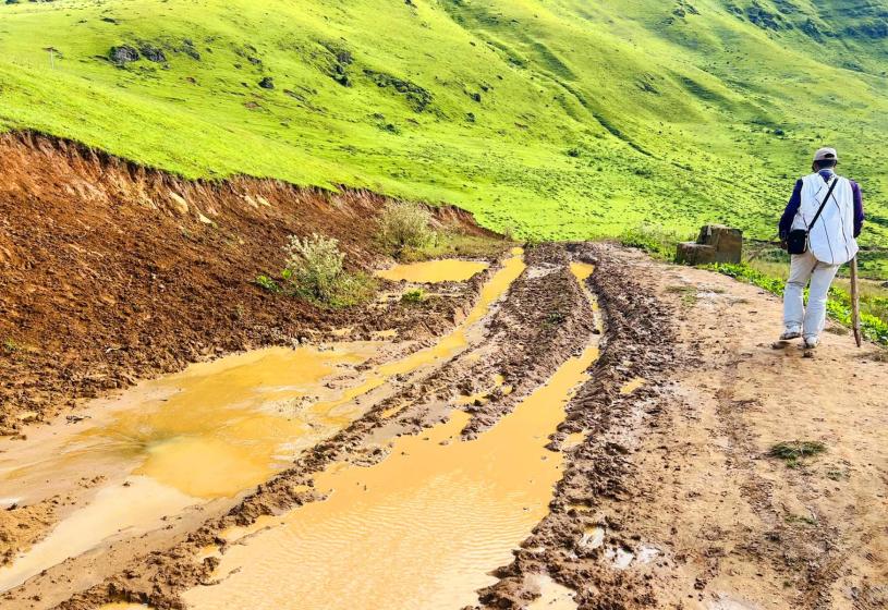 विकट गाउँको दुःख : बर्खामा सडक नचल्दा खाद्यान्न ढुवानीमा समस्या