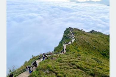 पर्यटक भन्छन्ः ‘मानुङकोटको सुन्दरताले लोभ्यायो’