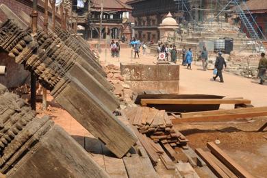 भूकम्पको एक दशकः भत्किएका संरचना पुनर्निर्माणको प्रतीक्षामा