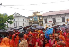 पशुपतिनाथमा दर्शनार्थीको ओइरो