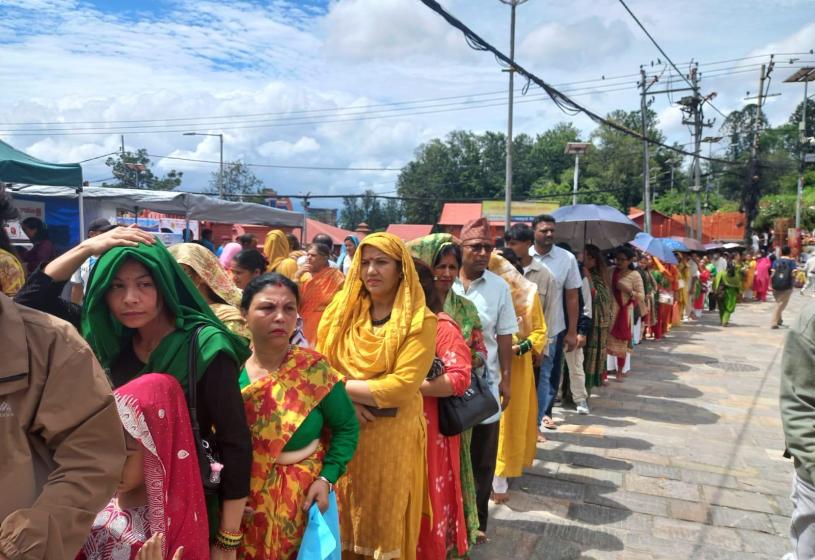साउनको पहिलो सोमबारः बढ्यो पशुपतिनाथमा भक्तजनको लाम