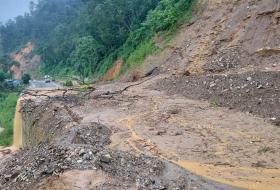 बाढीका कारण सिद्विचरण राजमार्ग पूर्ण रूपमा अवरुद्ध