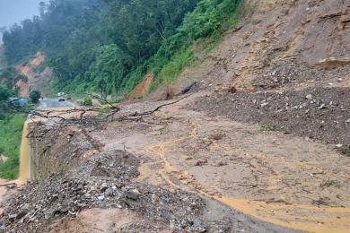 बाढीका कारण सिद्विचरण राजमार्ग पूर्ण रूपमा अवरुद्ध