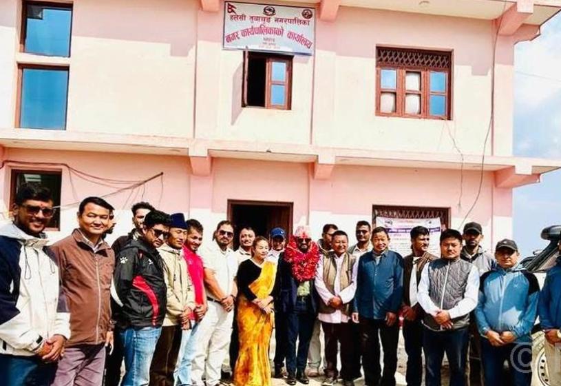 हलेसी तुवाचुङ नगरपालिकाले विस्थापित नागरिकको आवास बनाउन सहयोग गर्ने