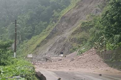 पहिरोका कारण मुग्लिन–नारायणगढ सडक अवरुद्ध