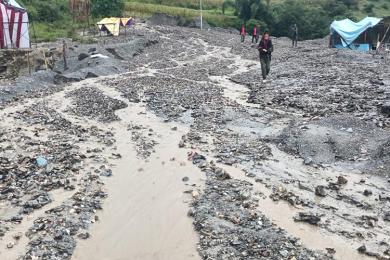 वर्षातमा लोकमार्गका यात्रुलाई सास्तीनै सास्ती
