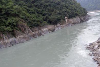 महाकालीमा बाँधनिर्माण नहुँदा बस्ती जोखिममा