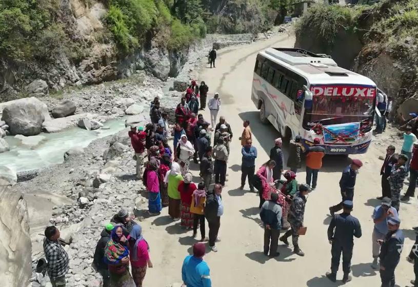 मनाङमा सार्वजनिक बस नियमित सञ्चालनपछि स्थानीय खुसी