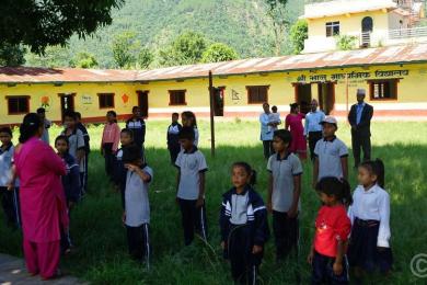 रित्ता कक्षाकोठा रुँगेर बस्दै गाउँका शिक्षकहरू, छैनन् विद्यार्थी