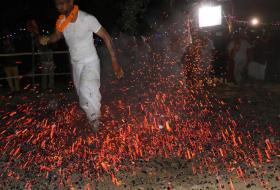 वायु उतार्ने भन्दै आगोको भुङ्ग्रोमाथि अनौठो नाच