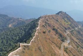 पर्यटकका रोजाइमा‘ तुवाचुङ मिनी ग्रेटवाल’