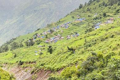 जमिन भासिँदै गएपछि खानीगाउँ पहिरोको जोखिममा