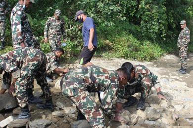 सडक मर्मतमा सहयोग पुर्याउँदै सेना