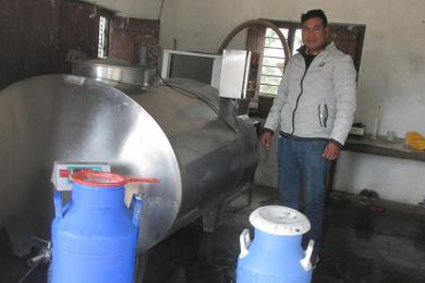 ‘अरुका लागि साइकलमा दूध बोक्ने शिवचरण डेरीका मालिक’