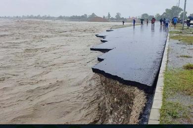 वर्षाका कारण आठ सडक अवरुद्ध
